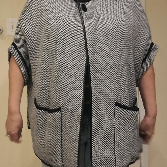 DRESS BARN Women's Black & White Short Sleeve Snap Closure Poncho.  One Size - Picture 5 of 5